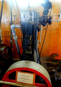 25_HP_coal_stoker_engine_from_Providence_Brown_&_Sharpe_Plant,_B._F._Sturtevant_Co.,_Boston,_c._1910_-_Stationary_steam_engine_collection_-_New_England_Wireless_&_Steam_Museum_-_East_Greenwich,_RI_-_DSC06550