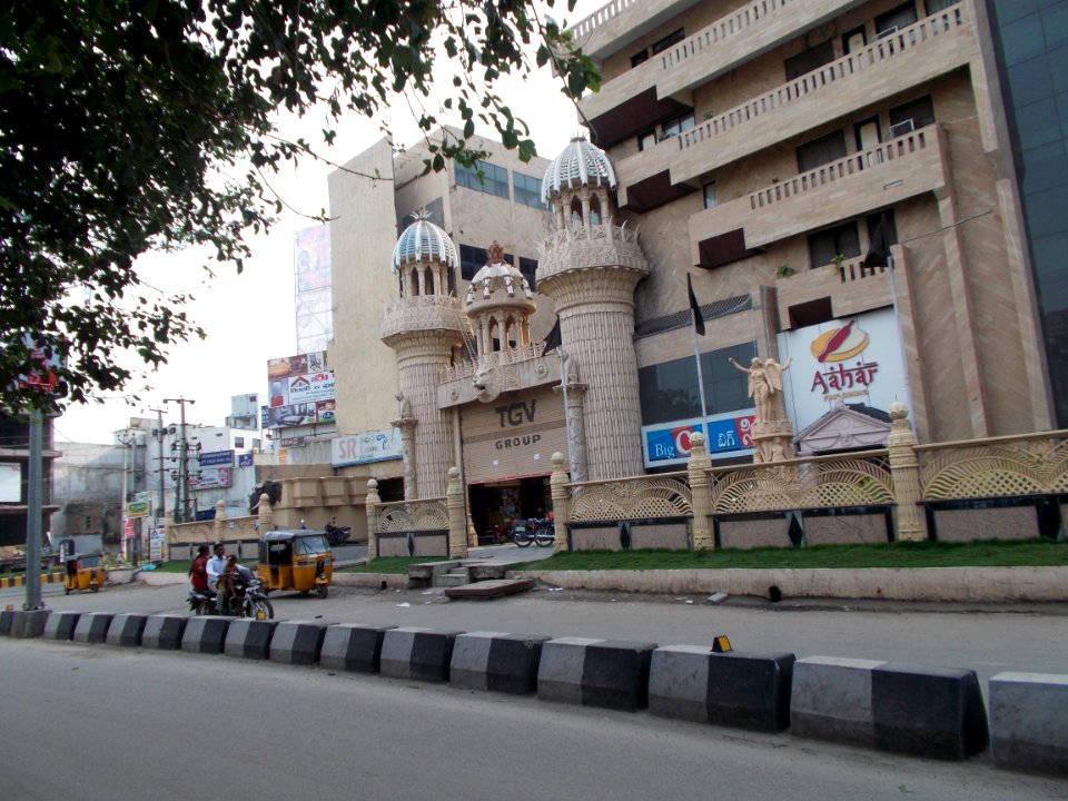25_-_Maurya_Inn_Left