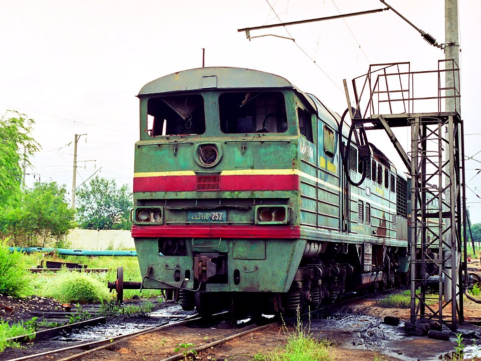 2ТЭ116-252,_Russia,_Volgograd_region,_depot_named_after_Maxim_Gorky_(Trainpix_162357)