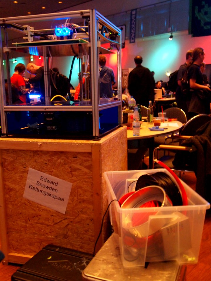 30C3_Edward_Snowden_Rettungskapsel