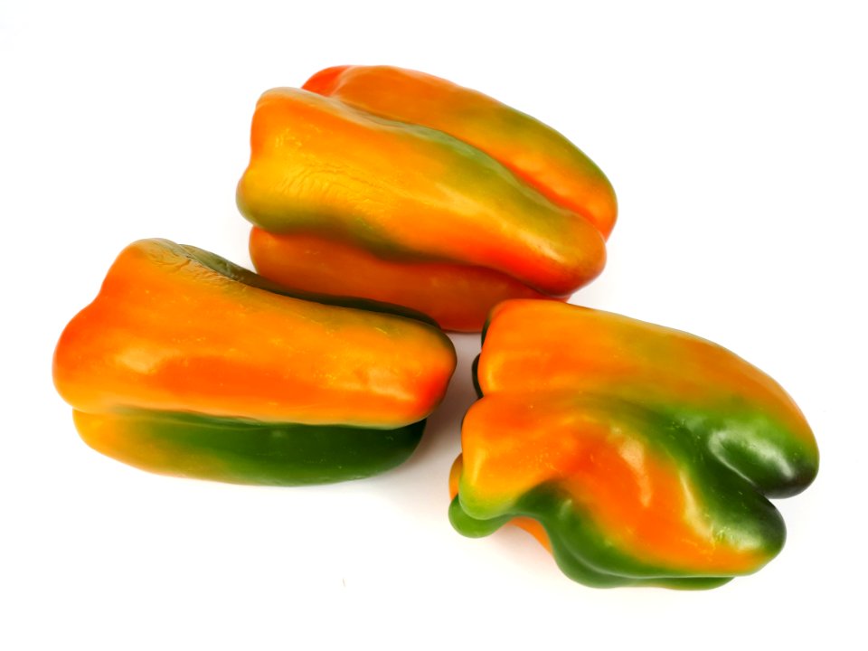 3_x_Green-orange-yellow_bell_pepper_2017