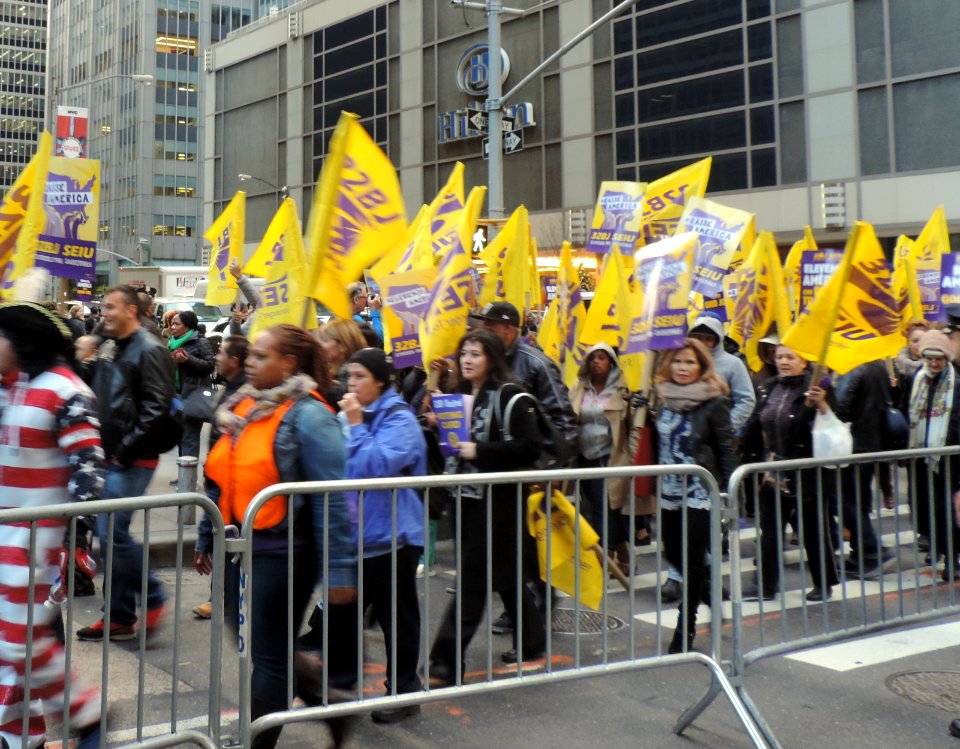 32BJ_parade_past_Hilton_jeh