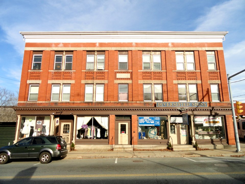 32_South_Main_Street,_Uxbridge,_Massachusetts_-_DSC02765