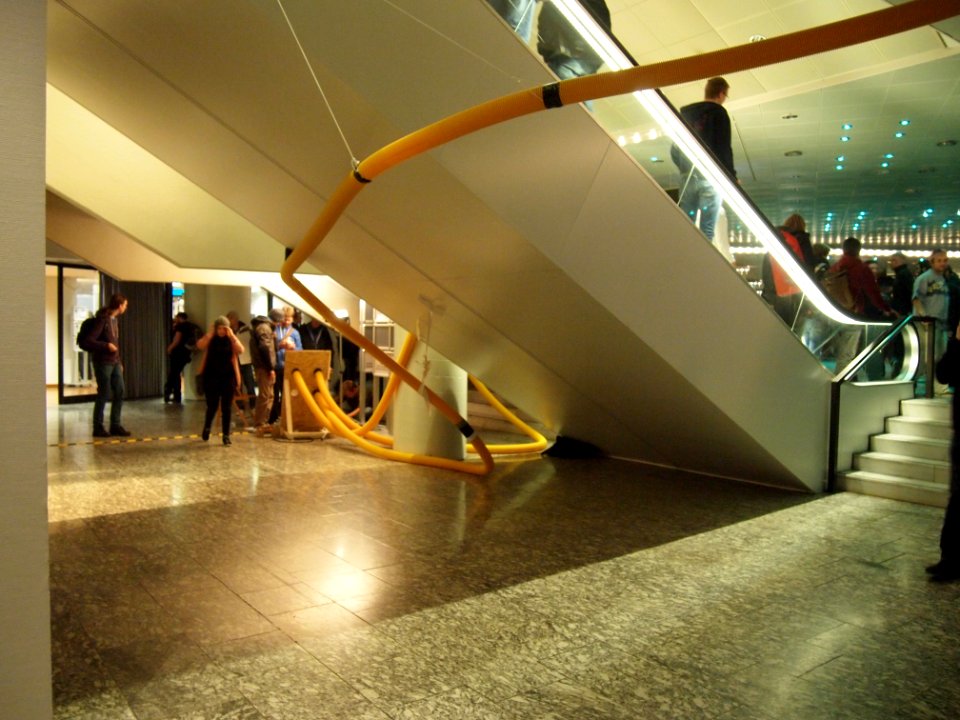 30C3_Eingangshalle_mit_Rohrpost-Endstelle