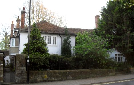 33_The_Goffs,_Old_Town,_Eastbourne_(NHLE_Code_1043676)_(April_2011)