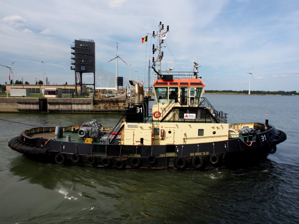 31_tugboat_-_IMO_9684031_-_ENI_06105142,_Berendrechtsluis,_Port_of_Antwerp_pic4