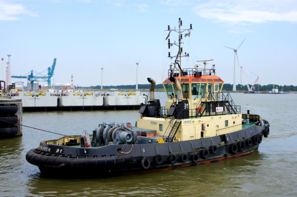 31_tugboat_-_IMO_9684031_-_ENI_06105142,_Zandvliet_sluis,_Port_of_Antwerp,_pic3