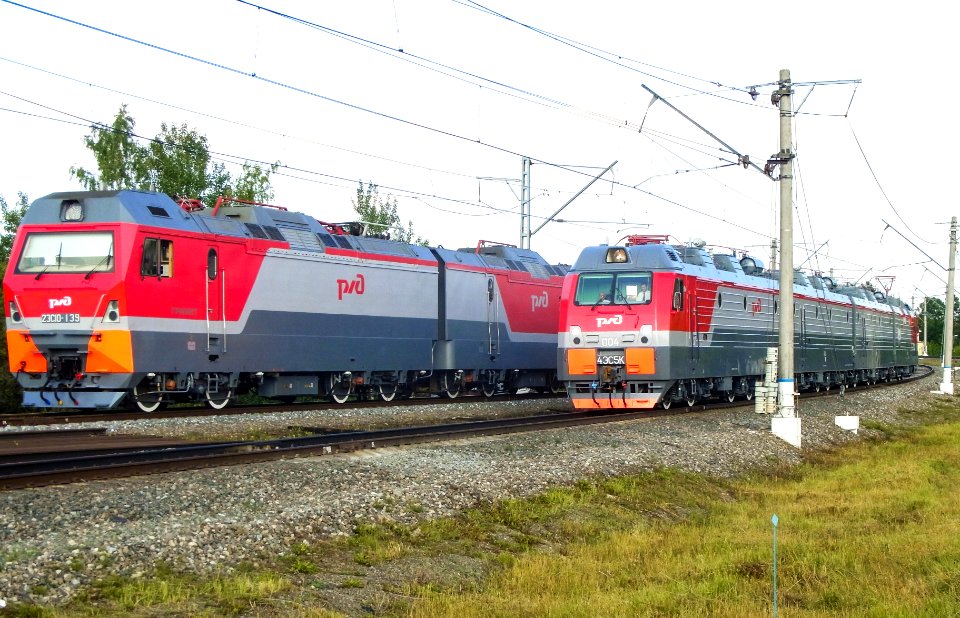 2ES10-139_(3ES10)_and_4ES5K-004_-_EXPO-1520_train_parade_2017