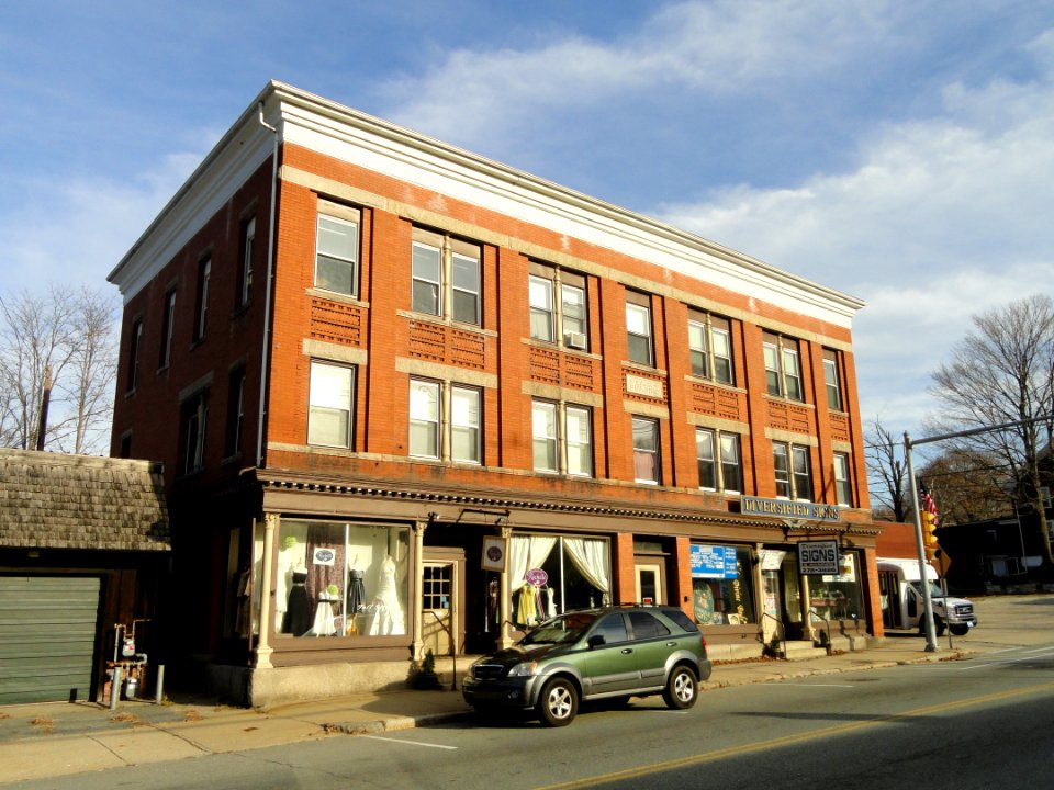32_South_Main_Street,_Uxbridge,_Massachusetts_-_DSC02764