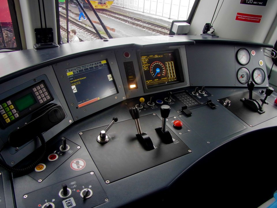 2EV120-001_cabin_right