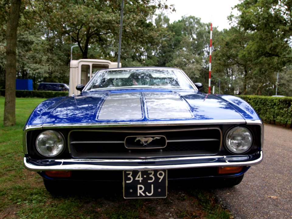 34-39-RJ_Ford_mustang_(1970)_at_the_Autotron_Oldtimer_meeting_2010,_Rosmalen,_The_Netherlands_p1