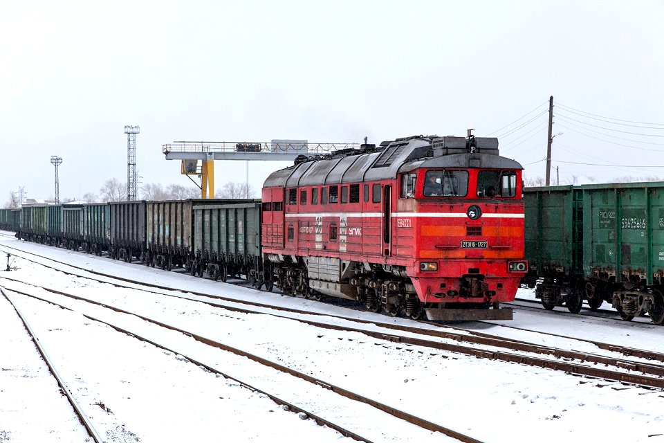 2ТЭ116-1727,_Russia,_Sverdlovsk_region,_OJSC_"Svyatogor",_Med'_station_(Trainpix_156949)