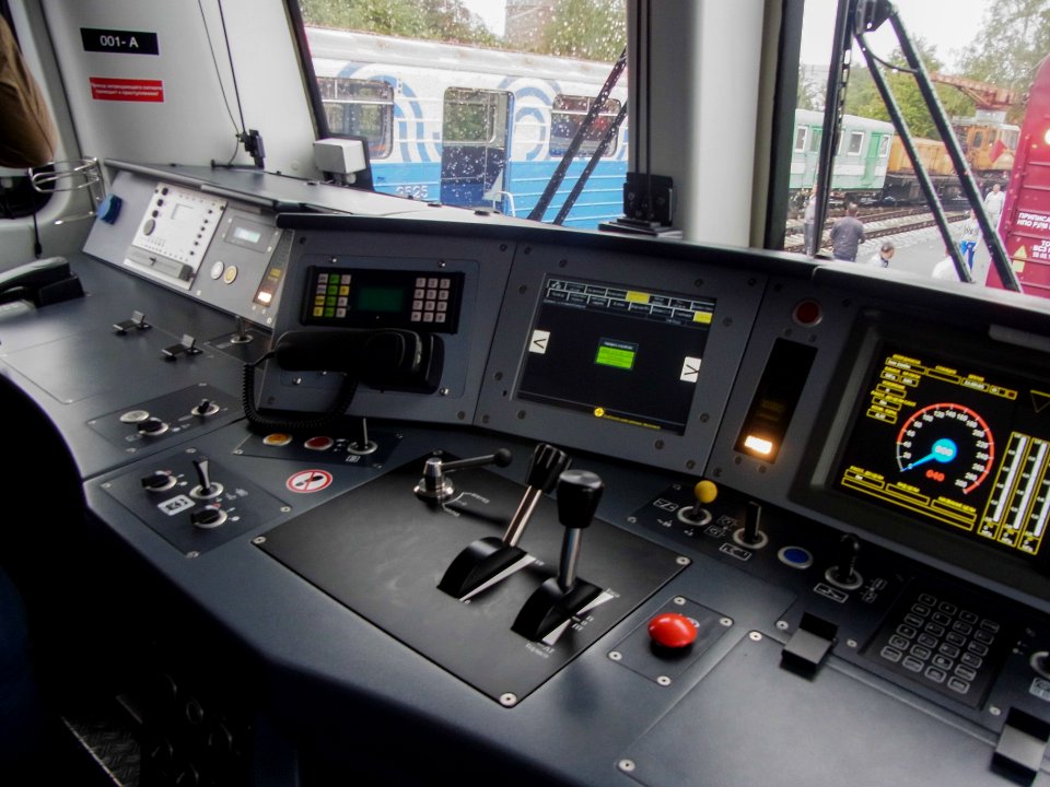 2EV120-001_cabin_left