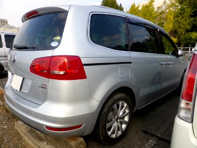 2nd_generation_Volkswagen_Sharan_rear