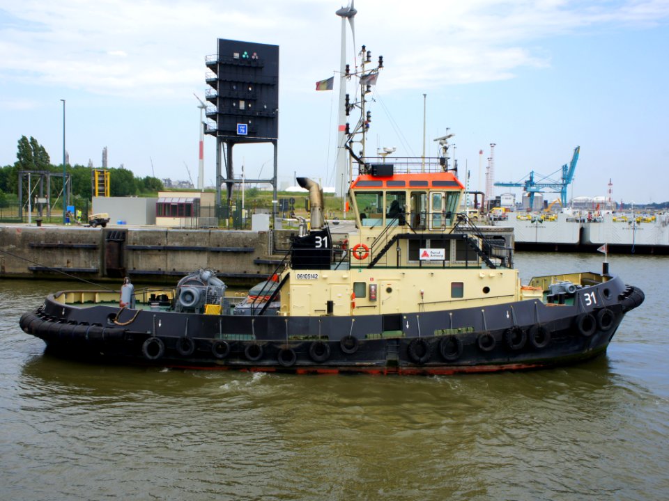 31_tugboat_-_IMO_9684031_-_ENI_06105142,_Zandvliet_sluis,_Port_of_Antwerp,_pic4