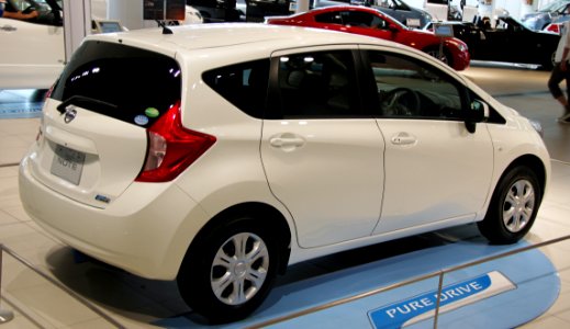 2nd_generation_Nissan_Note_rear