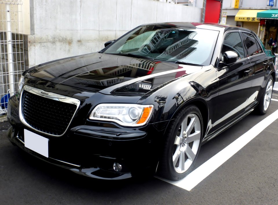 2nd_generation_Chrysler_300_SRT8_front