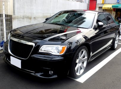 2nd_generation_Chrysler_300_SRT8_front