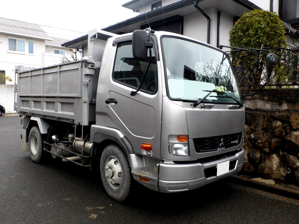 2nd_generation_Mitsubishi-Fuso_FIGHTER_front