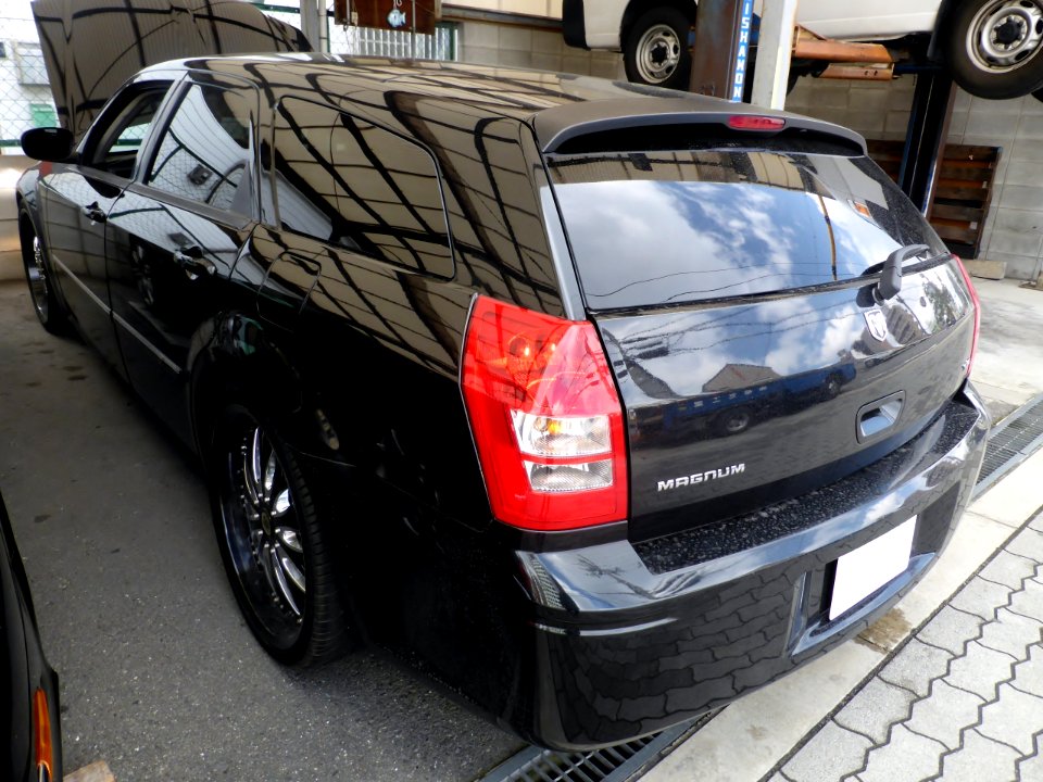 2nd_generation_Dodge_MAGNUM_rear