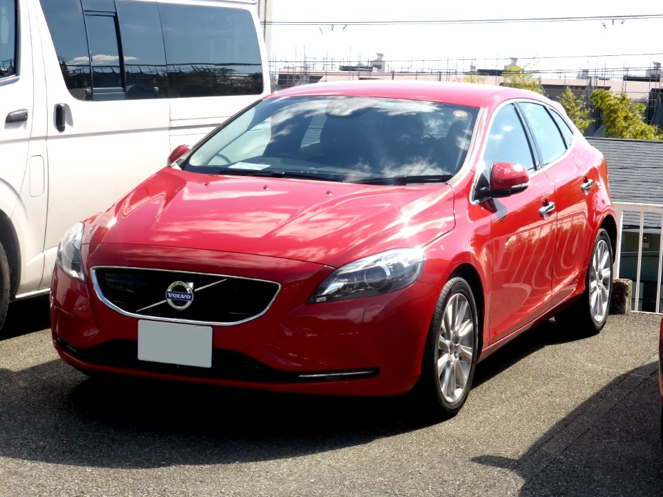 2nd_generation_VOLVO_V40_T4_front