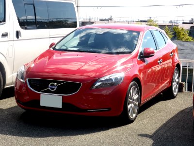 2nd_generation_VOLVO_V40_T4_front