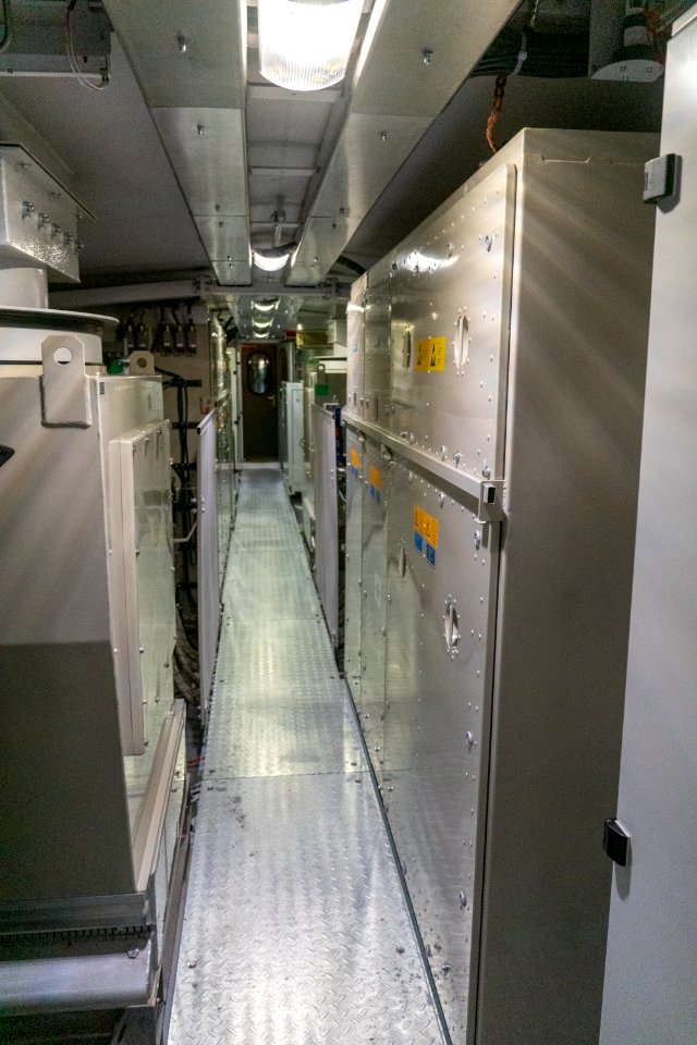 2ES7-003_power_room_-_corridor_(1)
