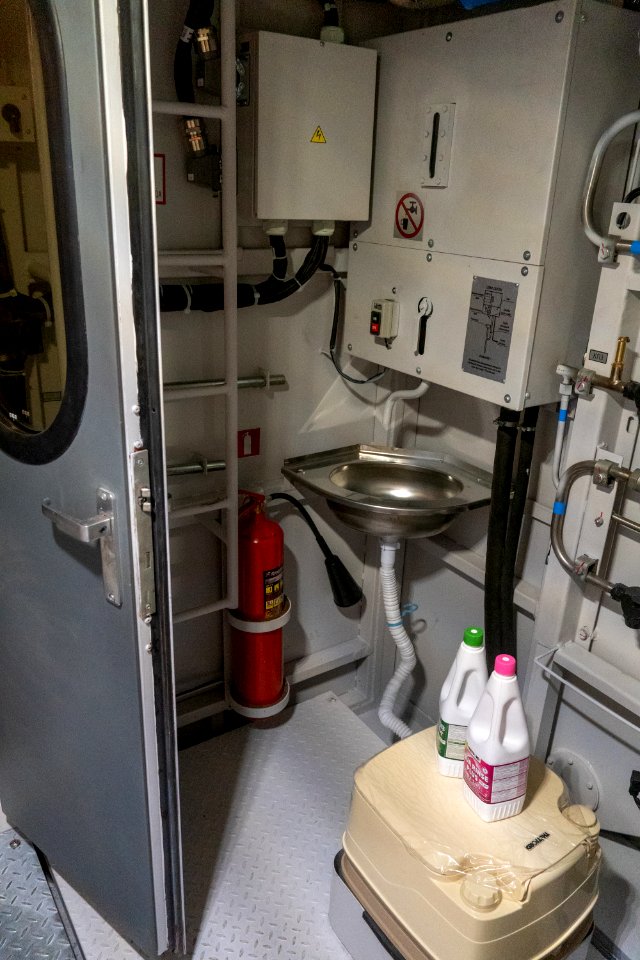 2ES7-003_power_room_-_WC