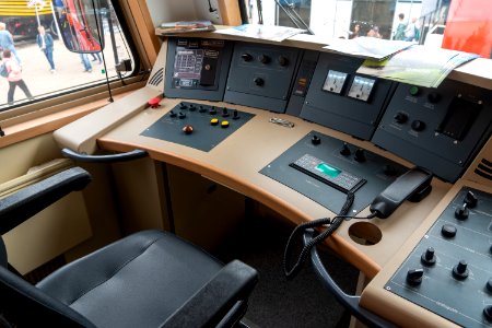 2ES7-003_cabin_-_control_panel_(left)