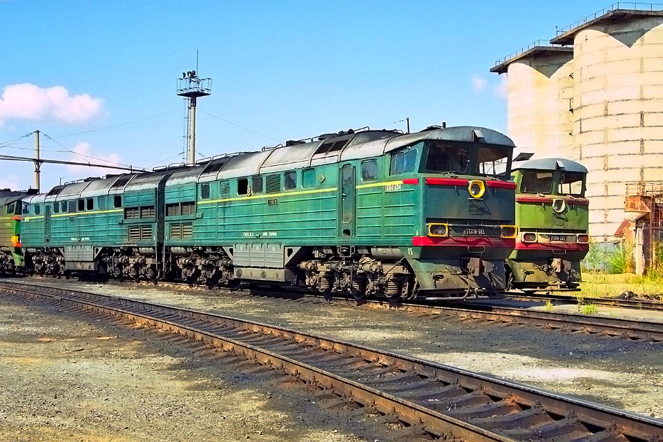2ТЭ116-265,_Россия,_Ханты-Мансийский_автономный_округ,_депо_Сургут_(Trainpix_145684)