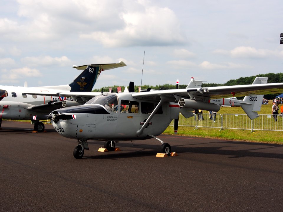 67-21300_Cessna_O-2A_Skymaster,_pic1