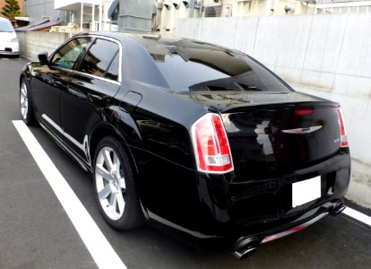 2nd_generation_Chrysler_300_SRT8_rear