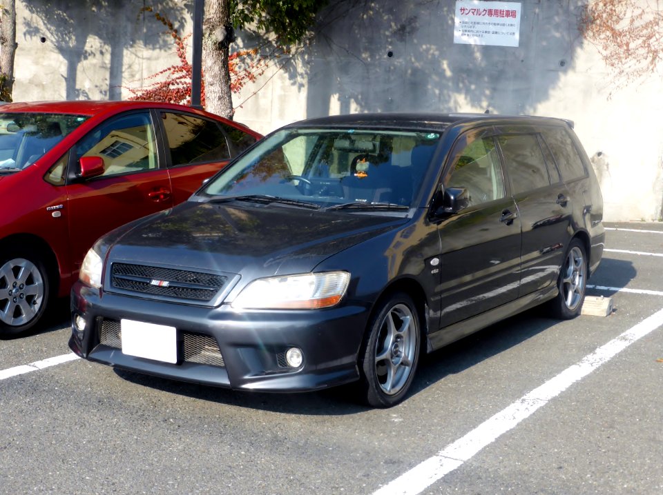 2nd_generation_Mitsubishi_LANCER_CEDIA_WAGON_RALLIART_front