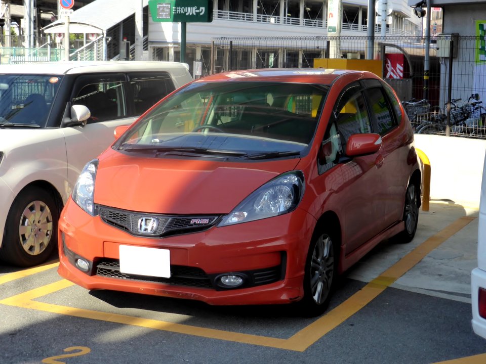 2nd_generation_Honda_FIT_RS_front