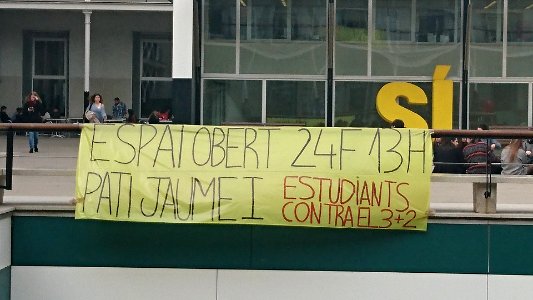 3-M_2016_3+2_reform_strike's_preparing_meeting_banner_in_UPF_Ciutadella_campus