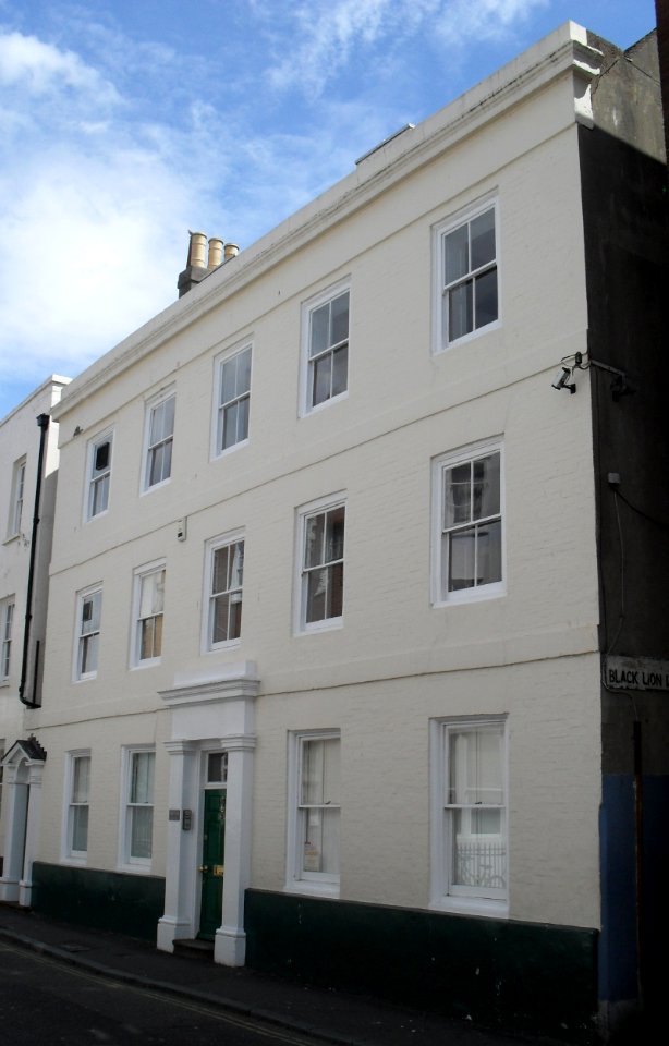 64_Ship_Street,_The_Lanes,_Brighton_(NHLE_Code_1380927)_(July_2010)