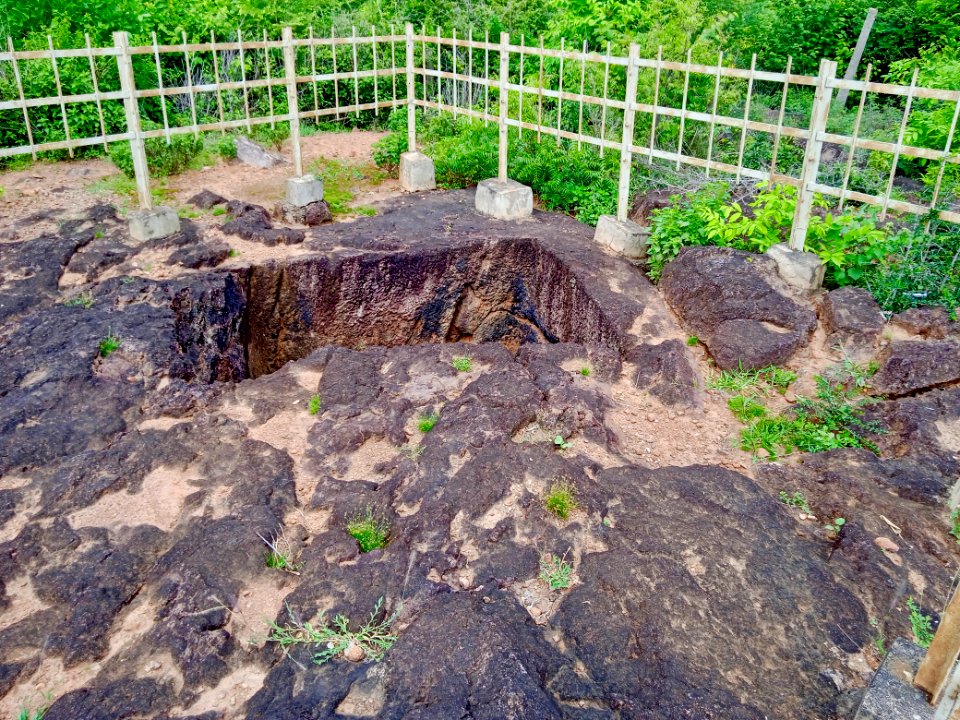 2nd_century_Buddhist_site,_well_and_inscriptions,_Kodavali_Andhra_Pradesh_-_14