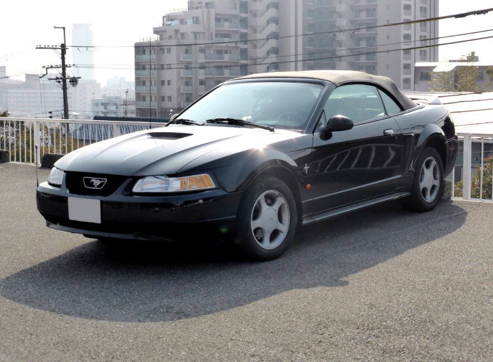 5th_generation_Ford_Mustang_convertible_front