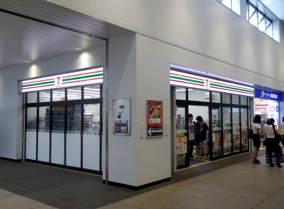 7-Eleven_Heart-in_JR_Amagasaki_Station_east_entrance_ticket_gate_store