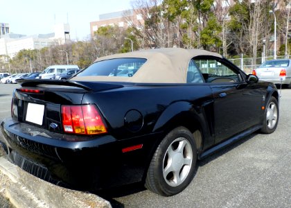 5th_generation_Ford_Mustang_convertible_rear