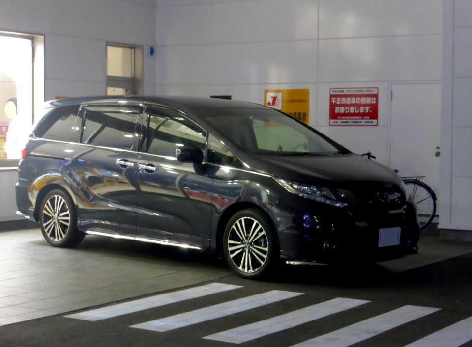 5th_generation_Honda_ODYSSEY_ABSOLUTE_EX_at_night_front
