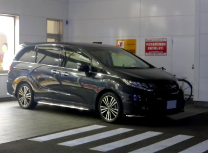5th_generation_Honda_ODYSSEY_ABSOLUTE_EX_at_night_front