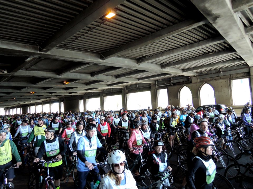 5BBT_2013_on_FDR_Drive_under_NY_Hospital_jeh