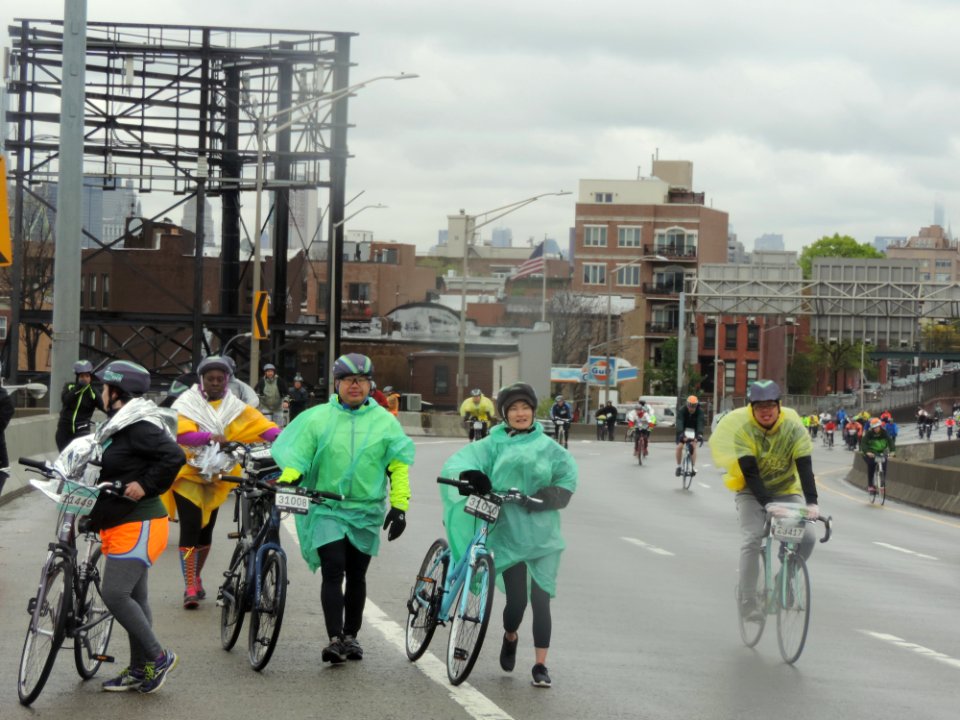 5BBT_2016_walkers_near_Gowanus_Canal_jeh