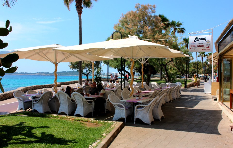754_Cafe_an_der_Strandpromenade_von_Cala_Millor