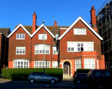 8_Grand_Avenue,_Hove_(July_2012)