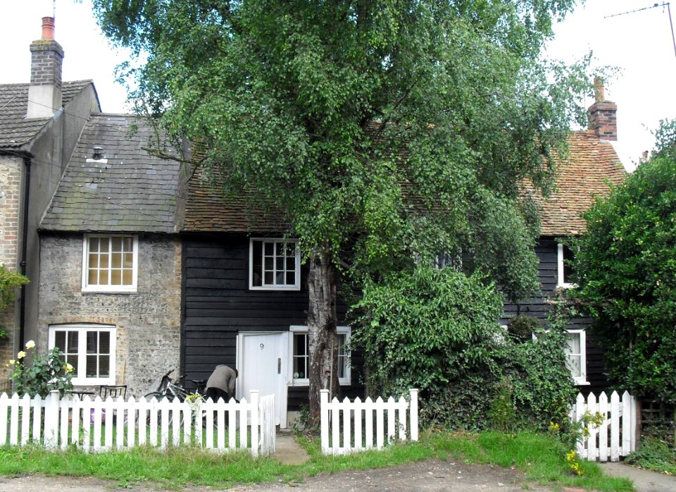 8_and_9_The_Square,_Patcham_(NHLE_Code_1381024)_(August_2010)