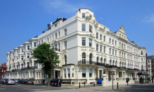 7–19_Palmeira_Mansions,_Church_Road,_Hove_(NHLE_Code_1187548)_(June_2016)