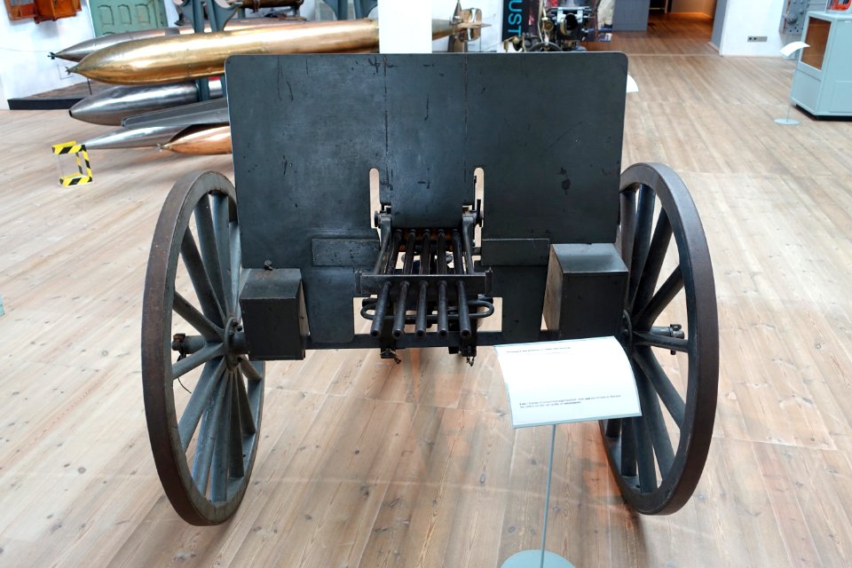 8_mm_fempipig_(5_barrel_gun),_AB_Stockholms,_1893,_vew_1_-_Marinmuseum,_Karlskrona,_Sweden_-_DSC08927