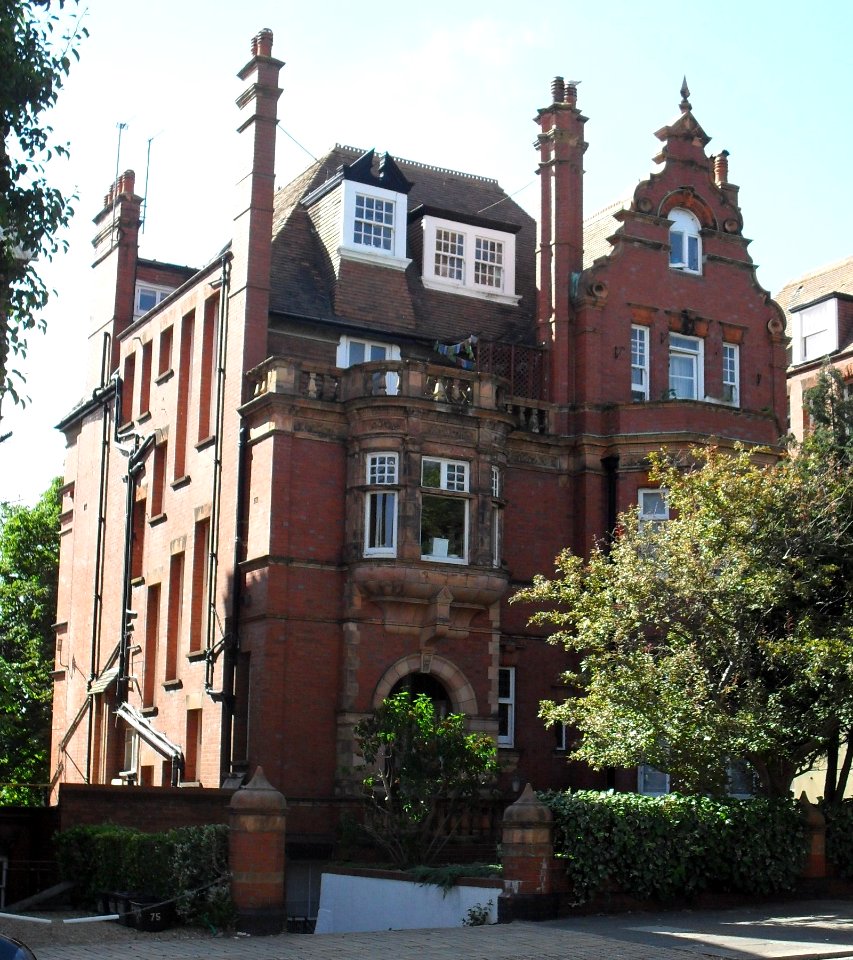77_The_Drive,_Hove_(NHLE_Code_1187591)_(July_2010)